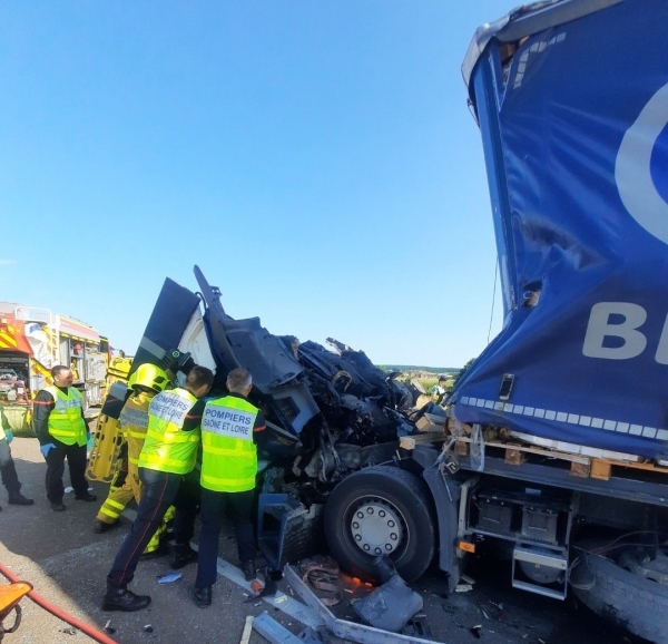 Un blessé grave dans une violente collision entre deux poids-lourds dans le bas des Baudots