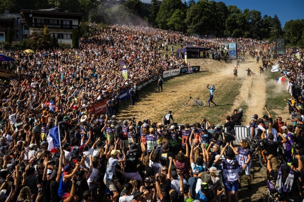 Triomphe français en Haute-Savoie : Un festival de victoires à la Coupe du monde de VTT !