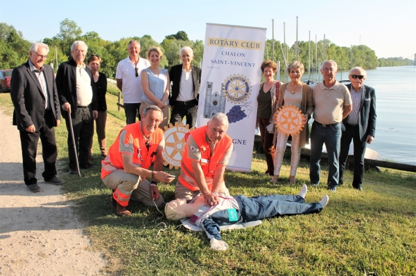 Le Rotary Chalon Saint-Vincent offre un mannequin « corps entier » à la Croix-Rouge 