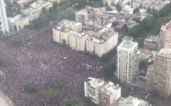 Plus d’un Chilien sur cinq est descendu dans la rue vendredi après-midi pour exprimer son mécontentement.