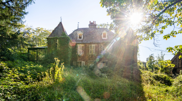 Aux portes de Chalon-sur-Saône, un manoir confisqué par les autorités, mis en vente aux enchères