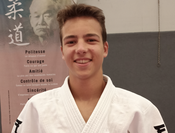 Ceinture noire autour de la taille de  Tiago VILA