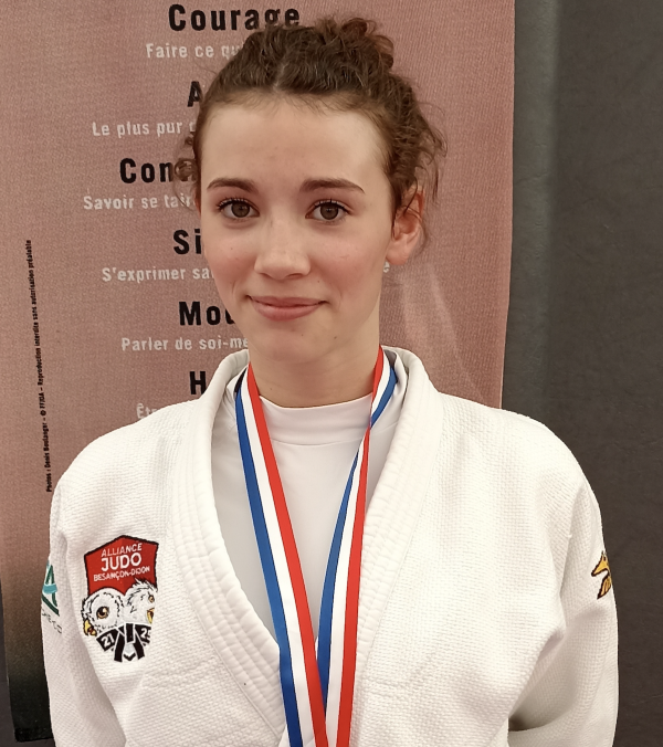 Médaille de Bronze au championnat de France par équipe et ceinture noire pour Clarisse CARILLON !