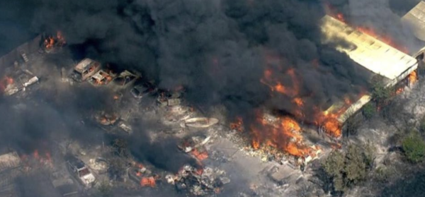 Un spectaculaire incendie s’est déclenché près de Londres