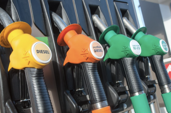 La ristourne de 30 centimes sur le prix du carburant sera prolongée, annonce Élisabeth Borne