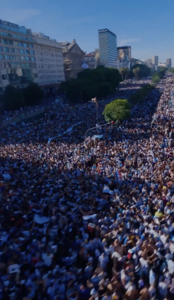 Impressionnante vague humaine après la victoire de l'Argentine face à la France 