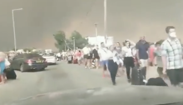 30 000 touristes évacués de Rhodes après de violents incendies 