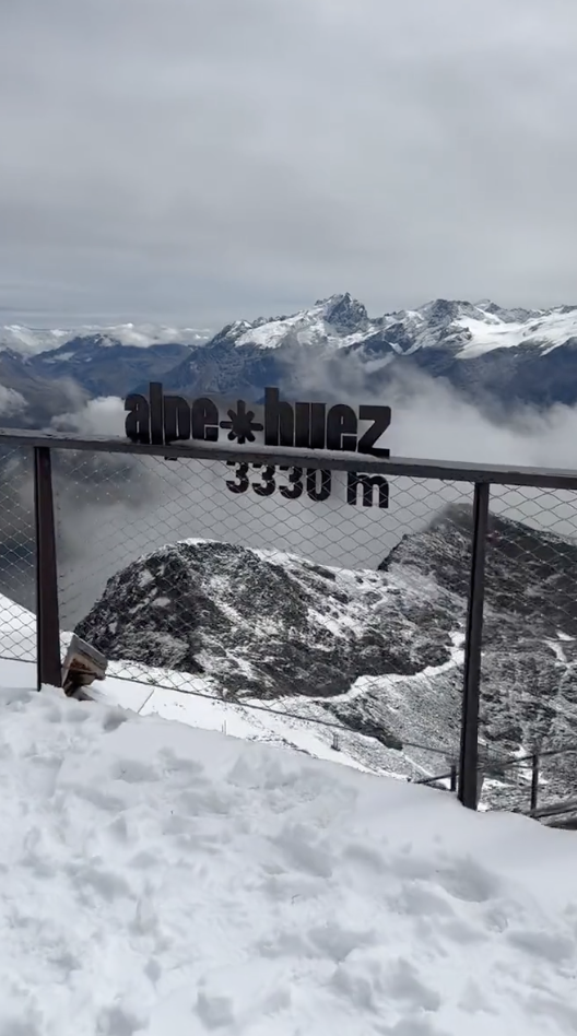 ALPE D'HUEZ - On est passé de 30°c jeudi dernier à 10 cm de neige 