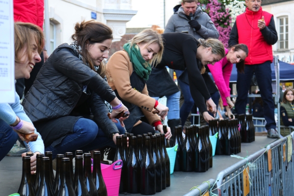 162e VENTE DES VINS A BEAUNE - Le concours de débouchage de bouteilles toujours autant plébiscité par le public 