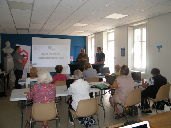 Des ateliers pour s'ouvrir au numérique à la mairie de Givry