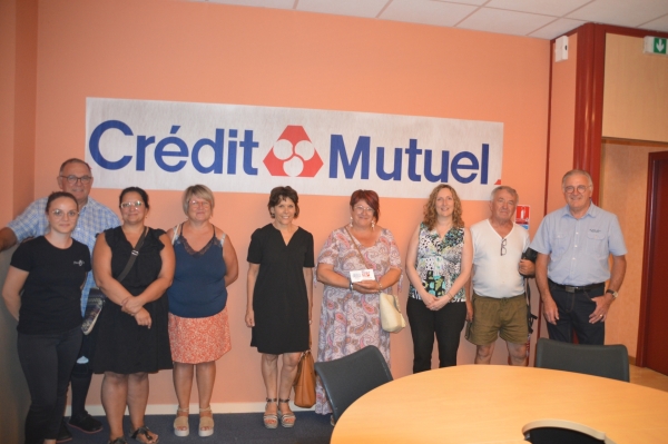 Remise des gains à la gagnante de l'opération commerciale organisée par le Crédit Mutuel de Saint-Marcel 