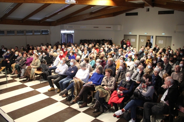 Plus de 200 personnes à la conférence UTB sur l'Ukraine à la Maison des Syndicats