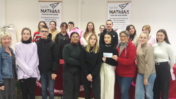 Les élèves du Lycée Mathias remettent 800 euros à Toujours Femme
