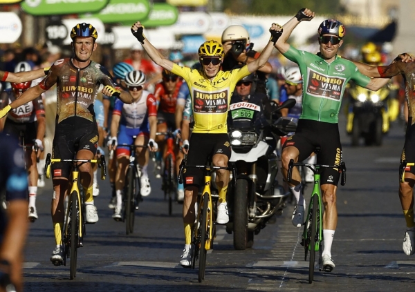 Le maillot jaune Jonas Vingegaard va remporter son premier Tour de France, devant le double tenant du titre Tadej Pogacar.
