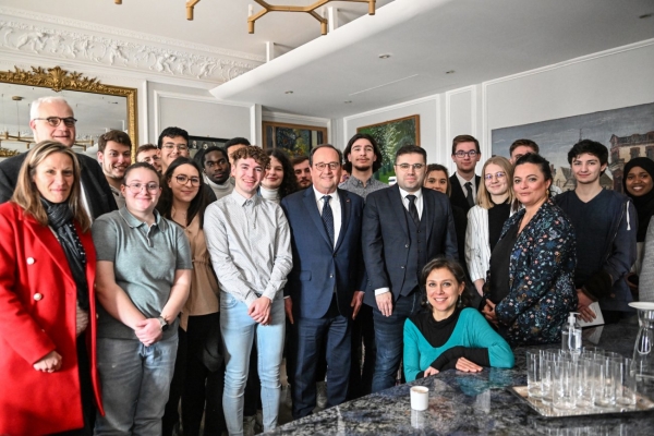  François Hollande a reçu une délégation d'étudiants du Creusot dans ses bureaux parisiens