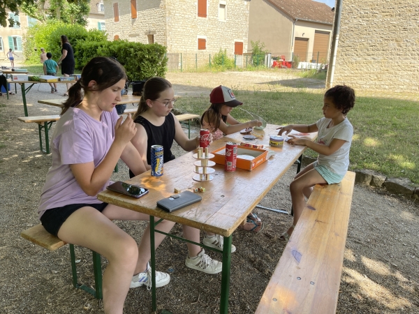 Bel après-midi jeux de société au parc des Lauriers à Fragnes-la-Loyère 