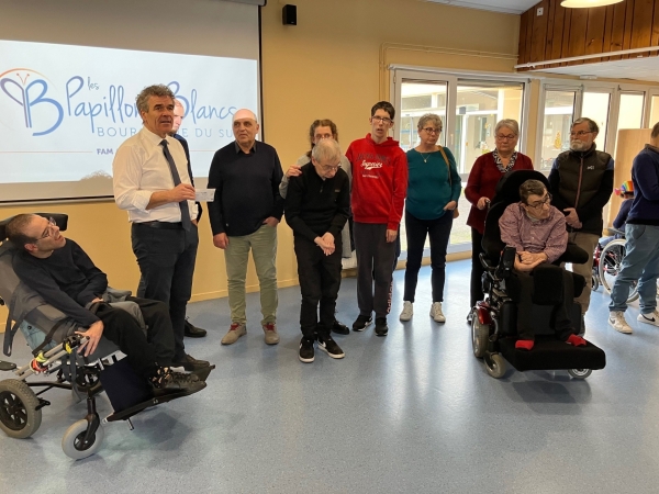 Un chèque remis aux Papillons Blancs par le groupe Galilé