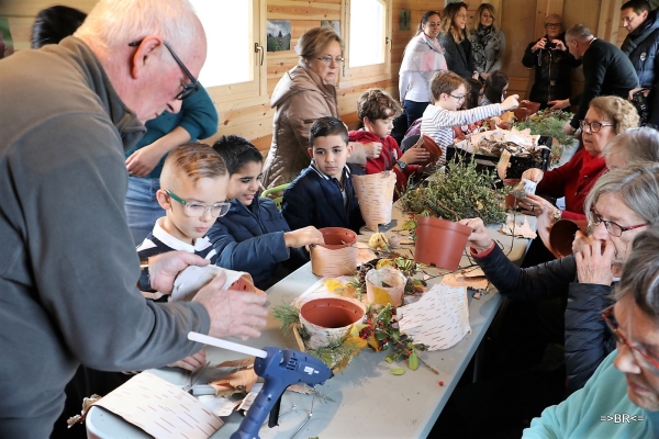 Belle rencontre intergénérationnelle autour des décorations de Noël