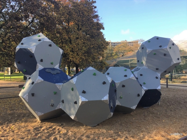 A Chalon : Une structure de cubes d'escalade implantée au parc Georges Nouelle