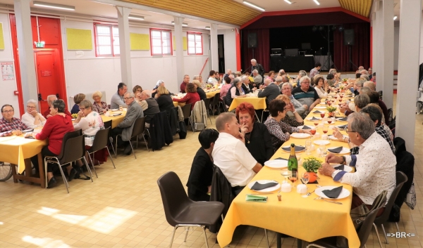 Ambiance et convivialité lors du repas grenouilles de l'Amicale des Charreaux