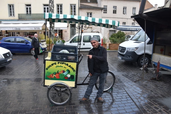 Sur le marché, place de l’Hôtel de Ville, ayez le geste solidaire avec l’association  « la Soupe Populaire » 