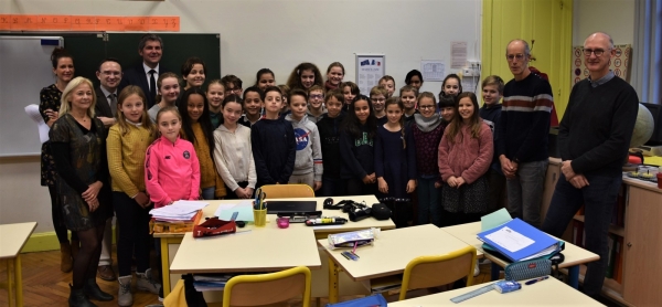 Affichage des drapeaux français et européens et paroles de l’hymne national pour « l’école de la confiance » de la République  