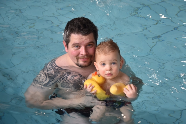 Arbre de Noël des bébés nageurs : Enfants et parents réunis pour un moment de bonheur partagé  