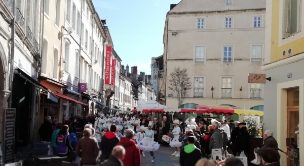 La compagnie carnavalesque ‘Comparsa Nou Ritme (Espagne)’ était sur le marché ce matin