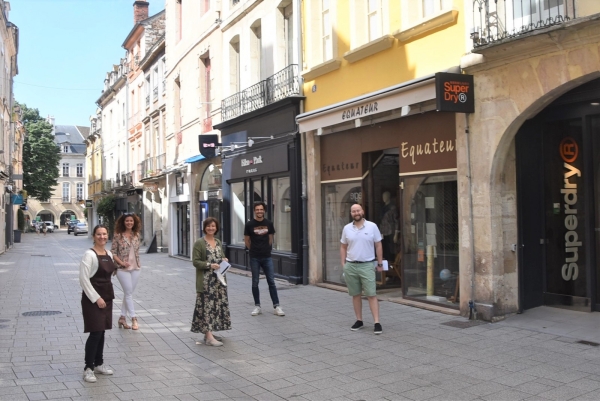 A l’occasion de leur reprise d’activité , Info-Chalon remet des masques ‘catégorie 1’ à des  commerçants partenaires du Centre-Ville.