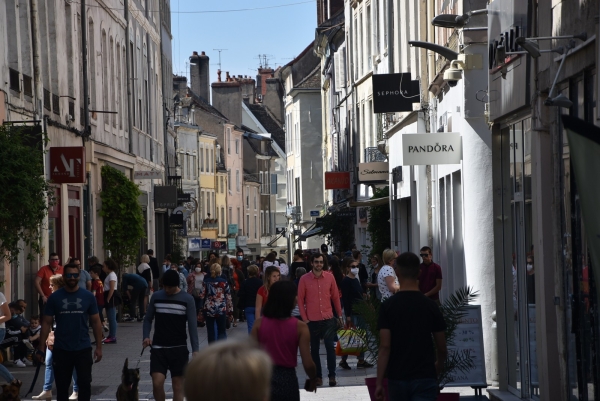 Premier samedi de déconfinement à Chalon-sur-Saône : les rues piétonnes reprennent  des couleurs