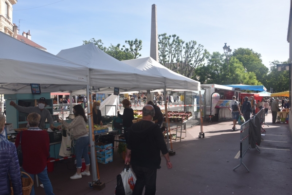 A cause du coronavirus, le marché dominical s’est délocalisé Boulevard de la République à Chalon-sur-Saône  