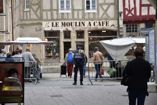 Un micromarché désertique ce vendredi Place Saint Vincent à Chalon-sur-Saône