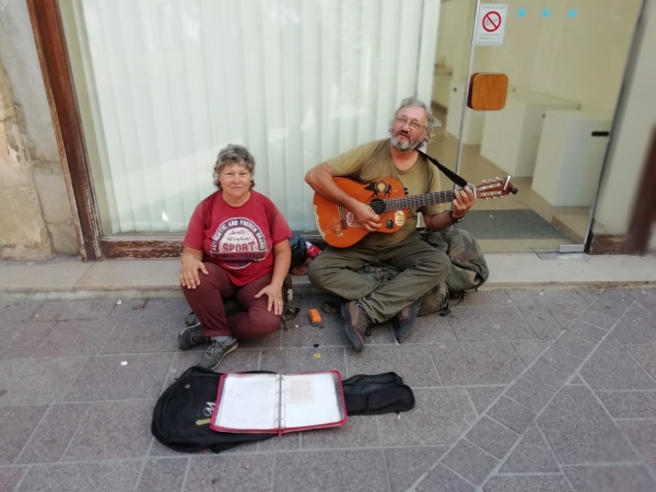 Laslo et Gabriela, le duo hongrois qui enchante nos rues chalonnaises 