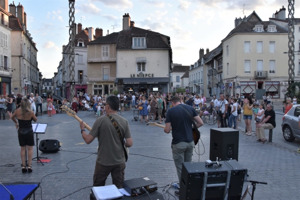 Chalon-sur-Saône : Grosse affluence ce lundi soir au bar  ‘le Niepce’ avec les « No Name » ! 