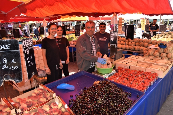 Marchés de Chalon-sur-Saône : que diriez-vous d’un été fruité à souhait grâce à « Ylmaz Primeur» ? 