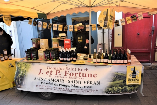 Les beaujolais nouveaux se sont invités sur le marché de Chalon-sur-Saône ce dimanche  