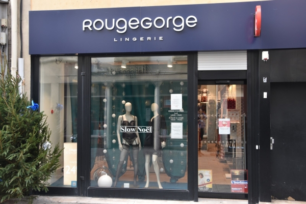 La vitrine du magasin « RougeGorge Lingerie » est à découvrir