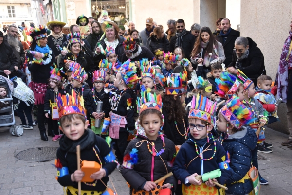 Les enfants chantent dans les rues piétonnes et lancent le commencement de la 100e édition du Carnaval 