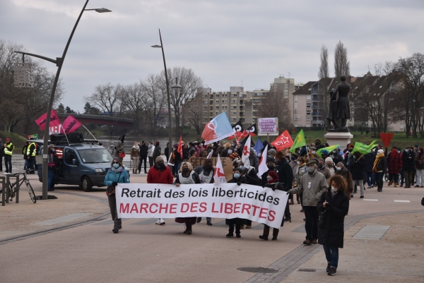 Plus de 200 personnes pour la marche des libertés « contre les lois liberticides