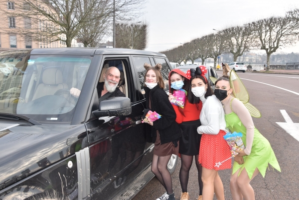 En cette période morose, les jeunes apportent un peu de gaieté dans les rues lors des 100 jours du BAC 