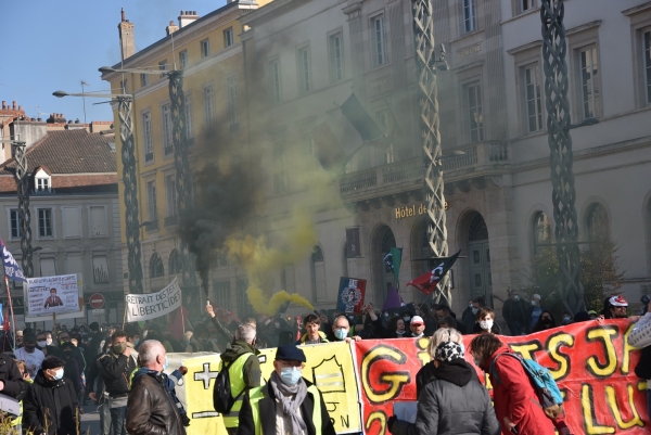 300 teufeurs  et 200 manifestants présents pour la marche des libertés « contre les lois liberticide » 