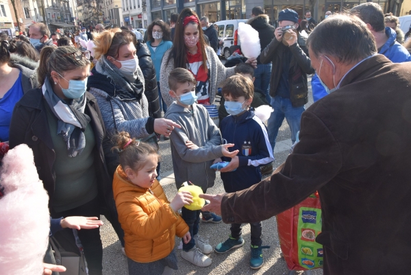 Grâce aux forains les enfants ont retrouvé le sourire sous les masques 