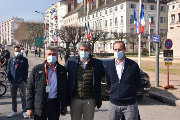 Gilles Platret, Bernard Thevenet et Christian Prudhomme, le trio présent, au départ de cette 4ème étape du Paris-Nice, édition 2021   