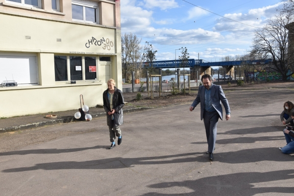 Chalon Dans la Rue : La Kie Faire Ailleurs, en résidence à l'Abattoir, a présenté une partie de son spectacle en cours de création « Nuque Rouge »