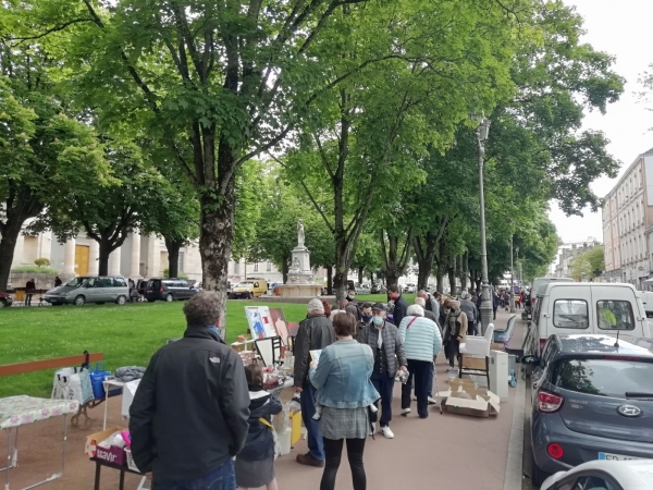 Vif succès pour la brocante-marché aux puces organisé par le Comité de quartier Carloup-République-Place de Beaune
