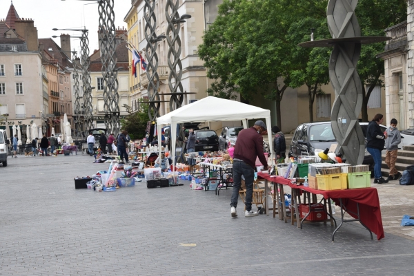 Succès du marché aux puces et brocante place de l’Hôtel de Ville organisé par le Comité de Quartier Centre Pasteur