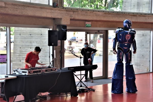 Avec DJ Liam, même ‘Robot’ s’est mis à danser
