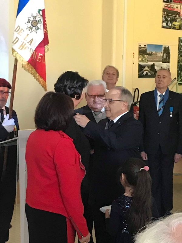 Madame Catherine RACLOT-MARCHOIS, Officier de l’Ordre des Palmes Académiques reçoit les insignes de Chevalier de la Légion d'honneur