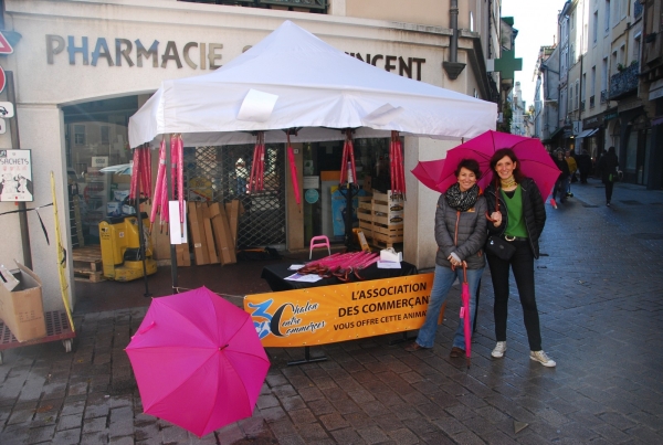 Chalon-sur-Saône : Les commerçants du centre-ville ne lâchent rien et restent mobilisés pour la vente des parapluies de l’événement « Octobre Rose » 