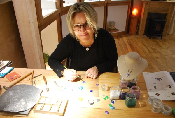  Démonstration de Charlotte Jeanvoine, émailleuse d’Emaux Bressans, à l’atelier bijou créatif !